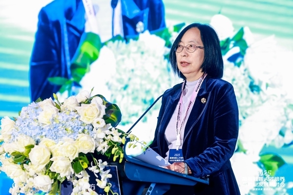 中國(guó)高等教育學(xué)會(huì)學(xué)術(shù)咨詢發(fā)展委員會(huì)委員、中國(guó)高等教育學(xué)會(huì)原副秘書(shū)長(zhǎng)、《中國(guó)高教研究》主編王小梅。