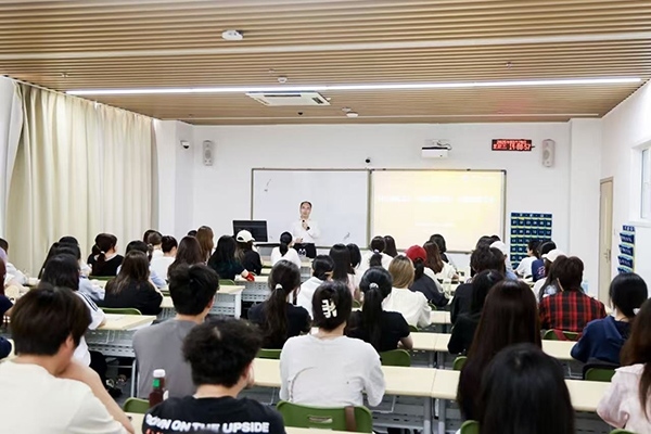 深圳職業(yè)技術(shù)大學(xué)黨委副書記、校長許建領(lǐng)為學(xué)生授課。學(xué)校供圖
