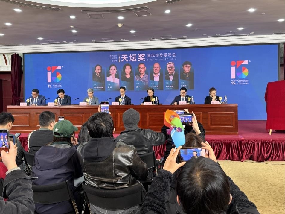 發(fā)布會(huì)現(xiàn)場(chǎng)公布本屆天壇獎(jiǎng)國(guó)際評(píng)委會(huì)陣容。人民網(wǎng)記者 劉微攝