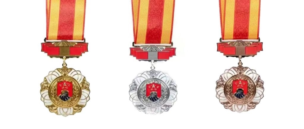 圖為戍守邊疆金質(zhì)、銀質(zhì)、銅質(zhì)紀(jì)念章。（國(guó)家移民管理局供圖）