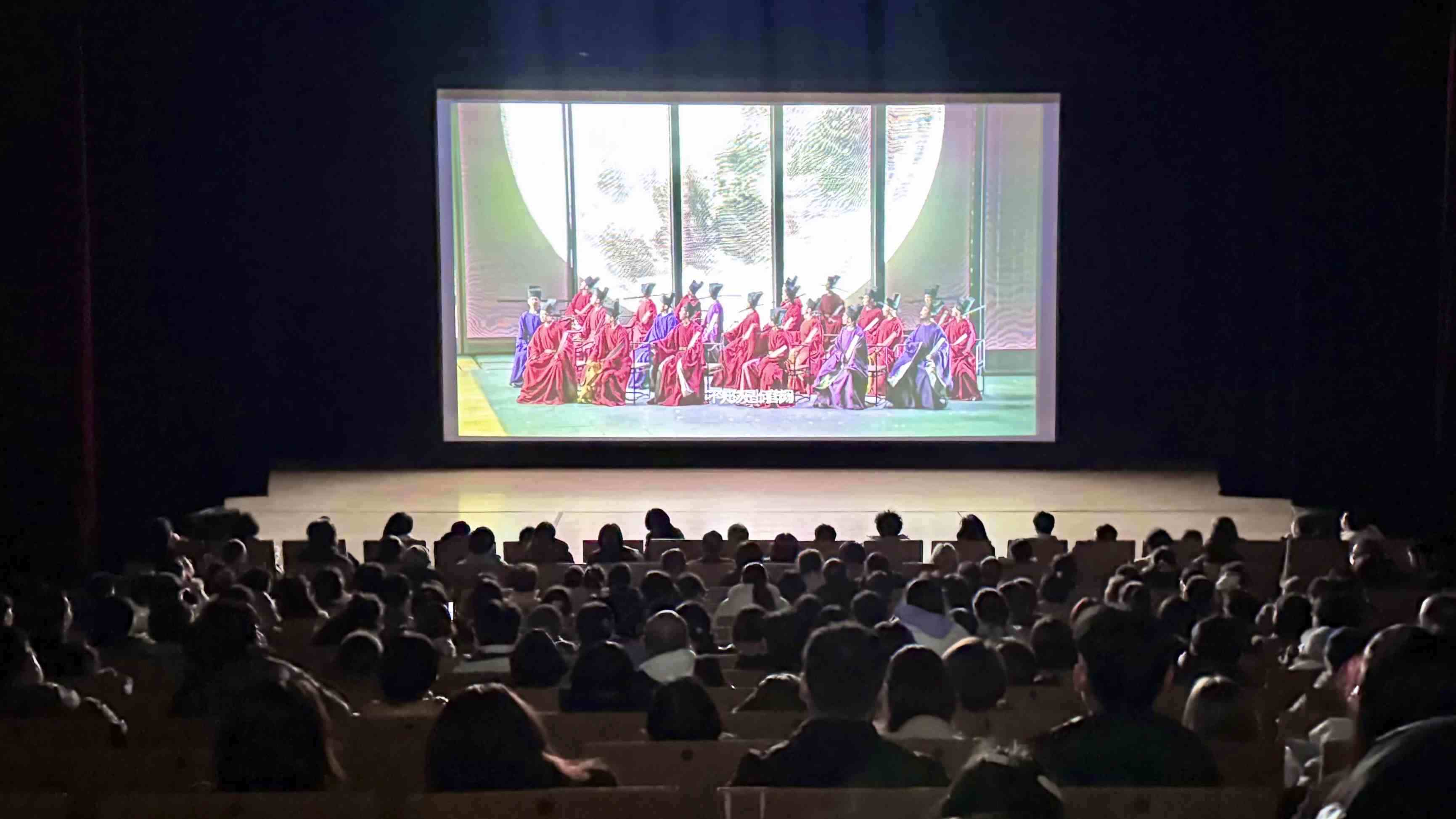 觀眾在哈爾濱大劇院欣賞《蘇堤春曉》。國話供圖