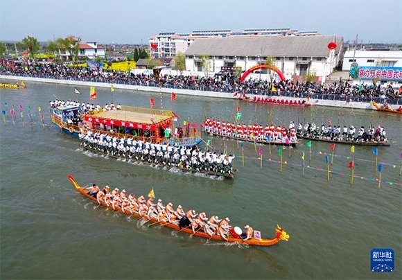 4月4日， 選手在參加茅山會(huì)船盛會(huì)（無(wú)人機(jī)照片）。新華社發(fā)（顧繼紅 攝）