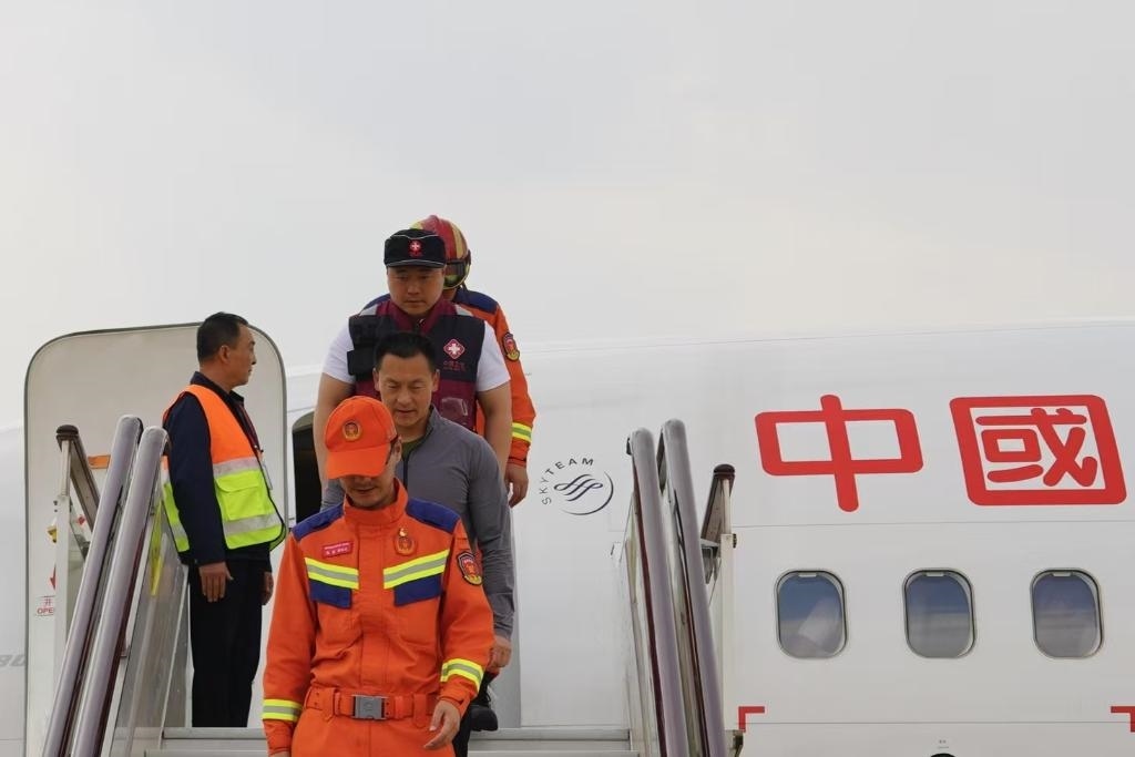 4月6日，在云南省昆明長水機(jī)場(chǎng)，中國云南救援醫(yī)療隊(duì)抵達(dá)昆明。新華社記者 高詠薇 攝