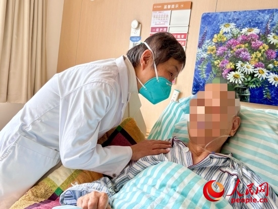 秦苑查房時詢問患者情況。人民網(wǎng) 陳葉欣攝