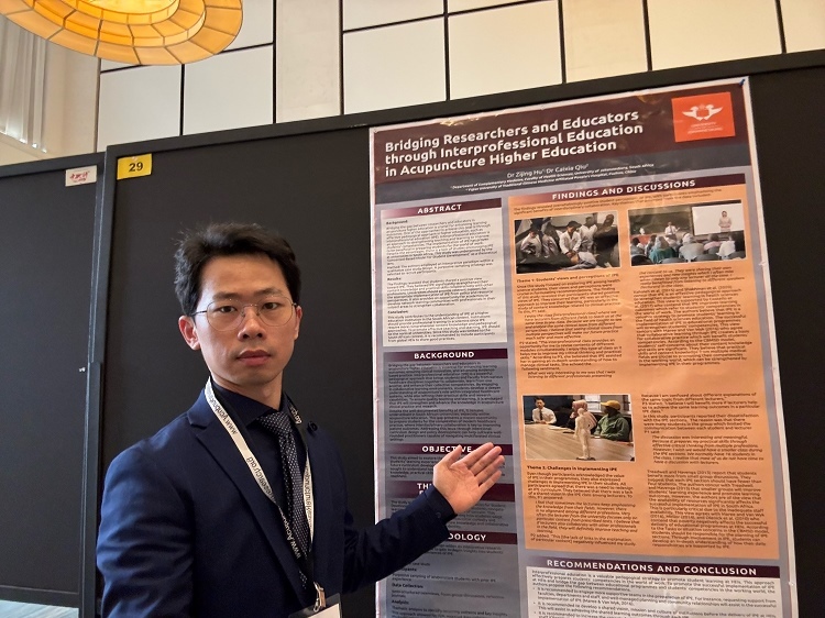 胡紫景醫(yī)生在國(guó)際針灸學(xué)術(shù)會(huì)議中。約翰內(nèi)斯堡大學(xué)供圖