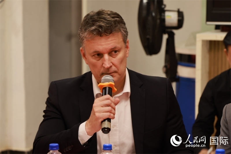 巴西中國(guó)友好協(xié)會(huì)主席恩里克·達(dá)諾布雷加在座談會(huì)上致辭。人民網(wǎng)記者 陳海琪攝