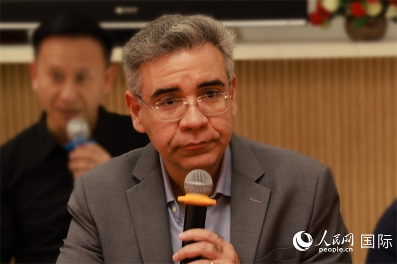 巴西弗魯米嫩塞聯(lián)邦大學(xué)教授、中國(guó)問(wèn)題專(zhuān)家埃萬(wàn)德羅·卡瓦略在座談會(huì)上致辭。人民網(wǎng)記者 陳海琪攝