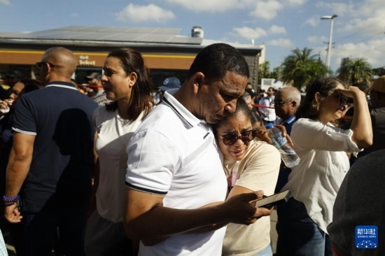  4月8日，人們聚集在多米尼加首都圣多明各的夜總會屋頂坍塌事故現(xiàn)場附近。新華社發(fā)