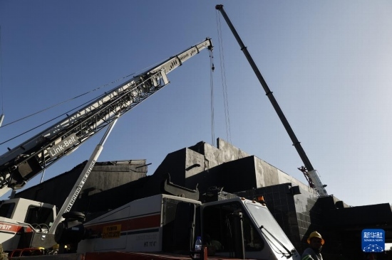  4月8日，救援人員在多米尼加首都圣多明各的夜總會屋頂坍塌事故現(xiàn)場工作。新華社發(fā)