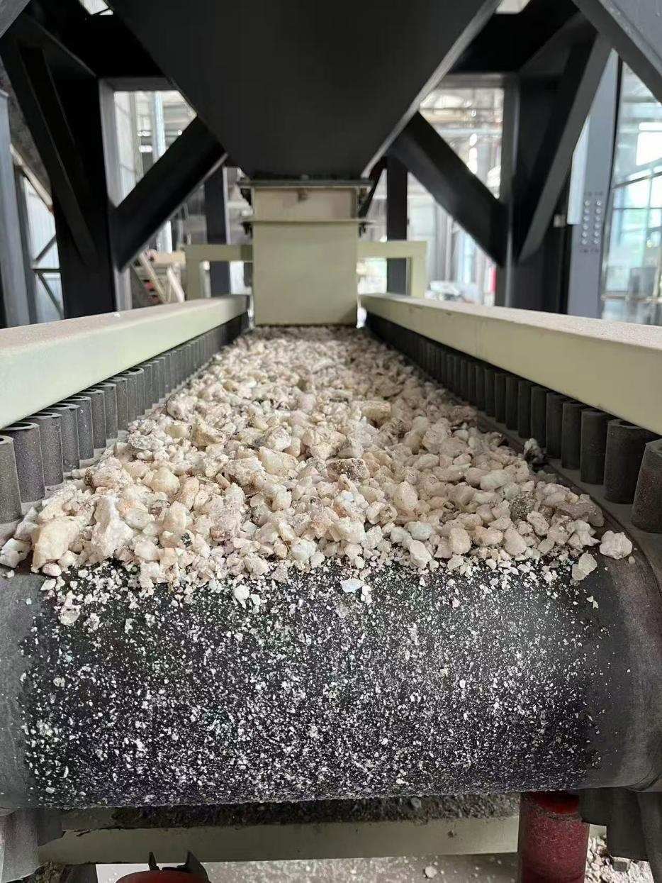 高純石英生產(chǎn)線。自然資源部供圖