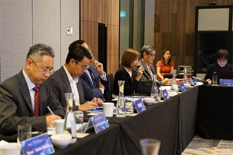 《南洋商報(bào)》總編輯羅依薇（左四）進(jìn)行致辭。林俊揚(yáng)攝