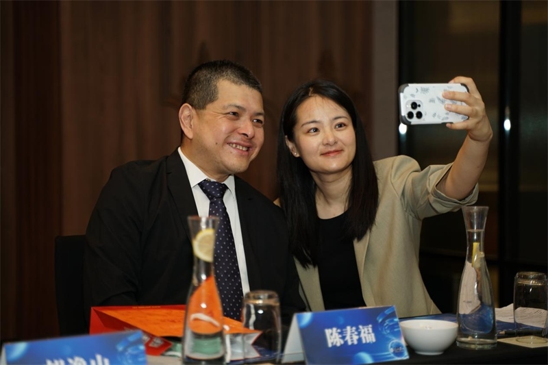 分享會(huì)上，中方記者同與會(huì)代表合影留念。林俊揚(yáng)攝