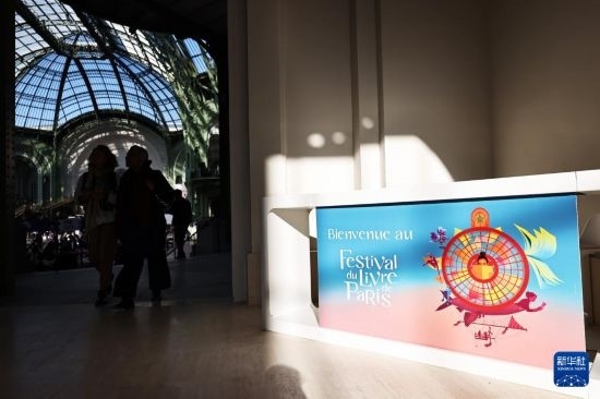 4月11日，人們?cè)诜▏?guó)巴黎大皇宮參加2025巴黎書展。新華社記者 高靜 攝