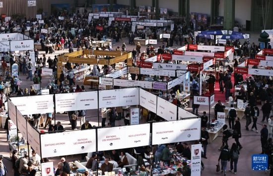 4月11日，人們?cè)诜▏?guó)巴黎大皇宮參加2025巴黎書展。新華社記者 高靜 攝