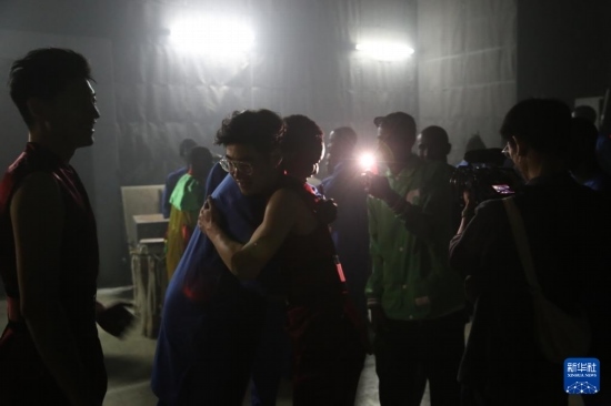 4月10日，在塞內(nèi)加爾首都達(dá)喀爾的國家大劇院，中央音樂學(xué)院進(jìn)擊打擊樂團(tuán)成員與塞內(nèi)加爾杜杜·恩迪亞耶·羅斯打擊樂團(tuán)成員在演出后臺擁抱。新華社記者 司源 攝