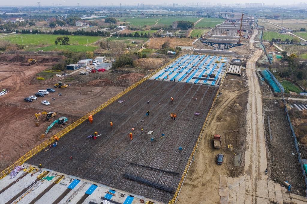 3月7日，在524國道秀洲王江涇至新塍公路工程TJ02標段，作業(yè)人員正在進行60米鋼混組合梁現(xiàn)澆橋面板鋼筋焊接及綁扎作業(yè)（無人機照片）。新華社記者 徐昱 攝