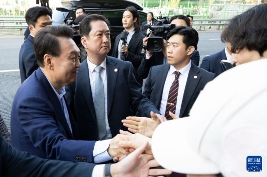 4月11日，韓國(guó)前總統(tǒng)尹錫悅（左一）在離開(kāi)首爾漢南洞官邸時(shí)與支持者握手。新華社發(fā)（全休相攝）