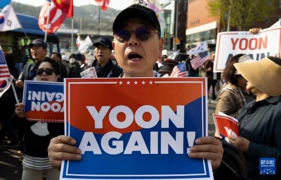 4月11日，在韓國(guó)首爾漢南洞官邸附近，支持者為韓國(guó)前總統(tǒng)尹錫悅送行。新華社發(fā)（全休相攝）