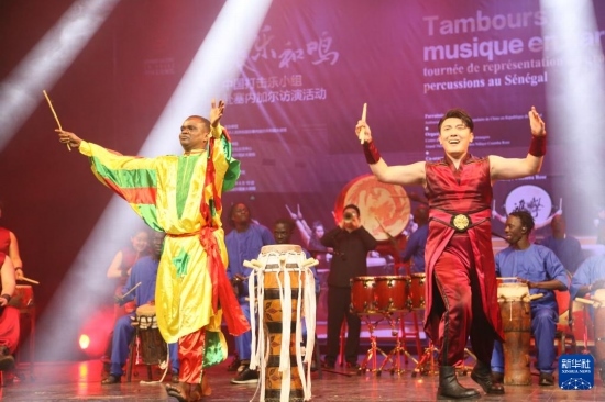4月10日，在塞內(nèi)加爾首都達(dá)喀爾的國家大劇院，中央音樂學(xué)院進(jìn)擊打擊樂團(tuán)與塞內(nèi)加爾杜杜·恩迪亞耶·羅斯打擊樂團(tuán)同臺演出。新華社記者 司源 攝