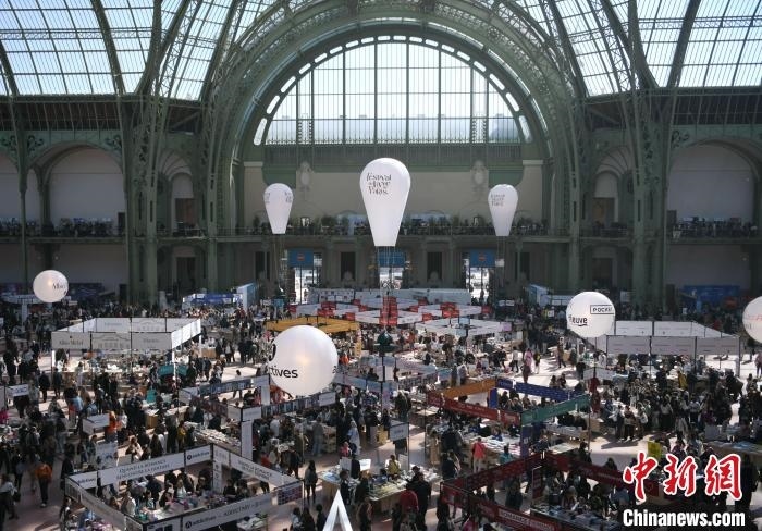 當地時間4月11日，2025年巴黎圖書節(jié)在巴黎大皇宮揭幕。圖為巴黎大皇宮的圖書節(jié)現場。中新社記者 李洋 攝