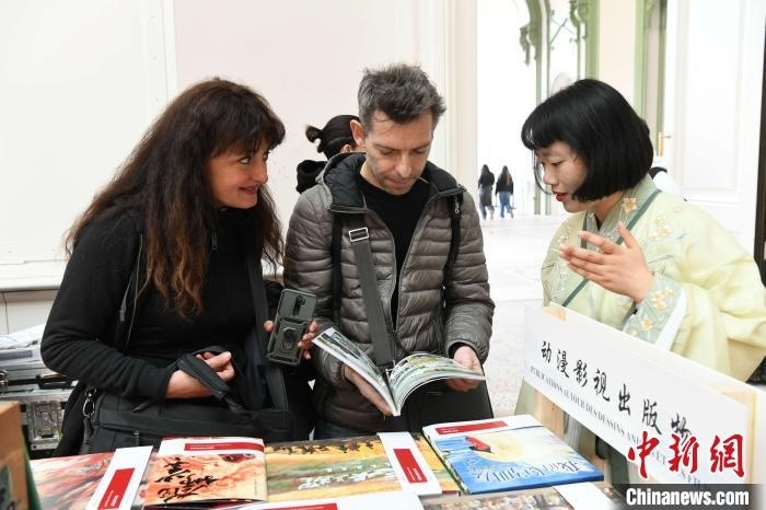 當地時間4月11日，2025年巴黎圖書節(jié)在巴黎大皇宮揭幕。中國出版代表團攜千余種中國精品圖書亮相展會。 中新社記者 李洋 攝
