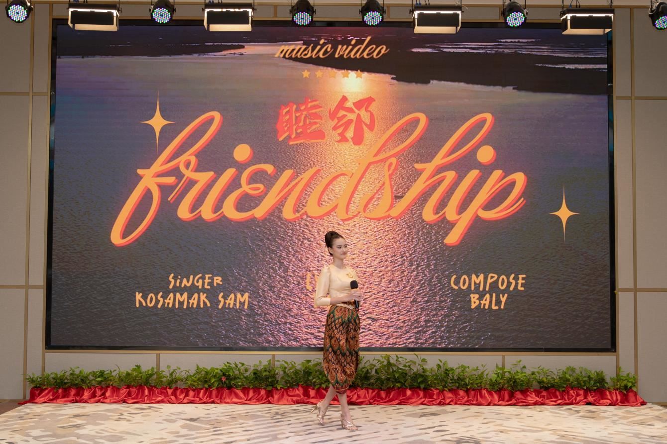 柬埔寨歌手珂撒瑪演唱紀(jì)錄片《睦鄰·柬埔寨》主題曲。柬埔寨數(shù)字電視有限公司供圖