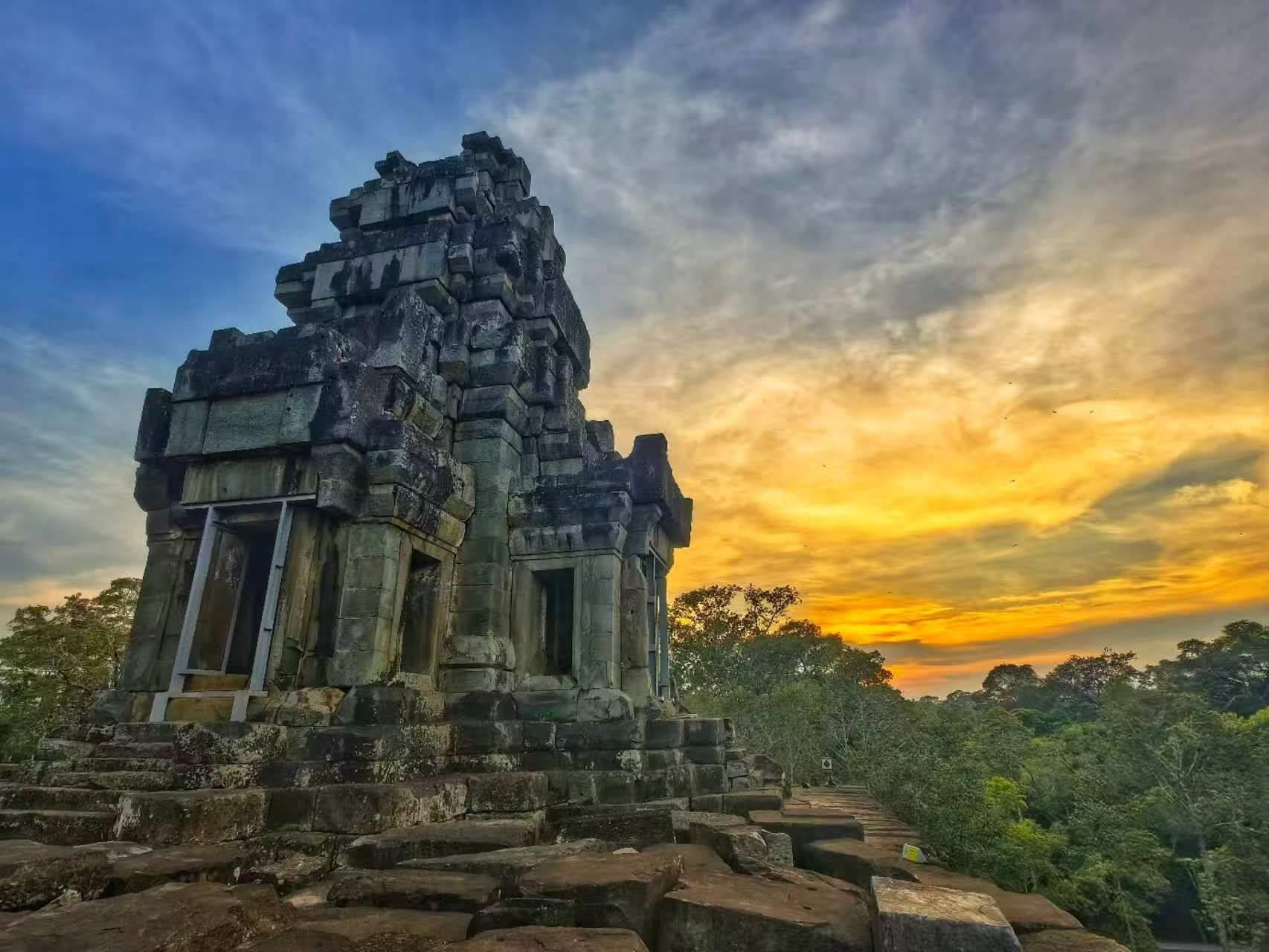 由中國專家修復的茶膠寺最高處的砂巖塔。（人民日報記者強薇 攝）