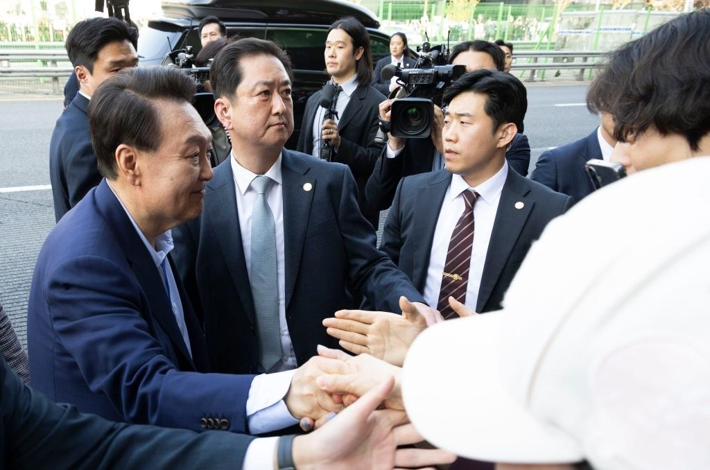 4月11日，韓國前總統(tǒng)尹錫悅（左一）在離開首爾漢南洞官邸時與支持者握手。新華社發(fā)（全休相攝）