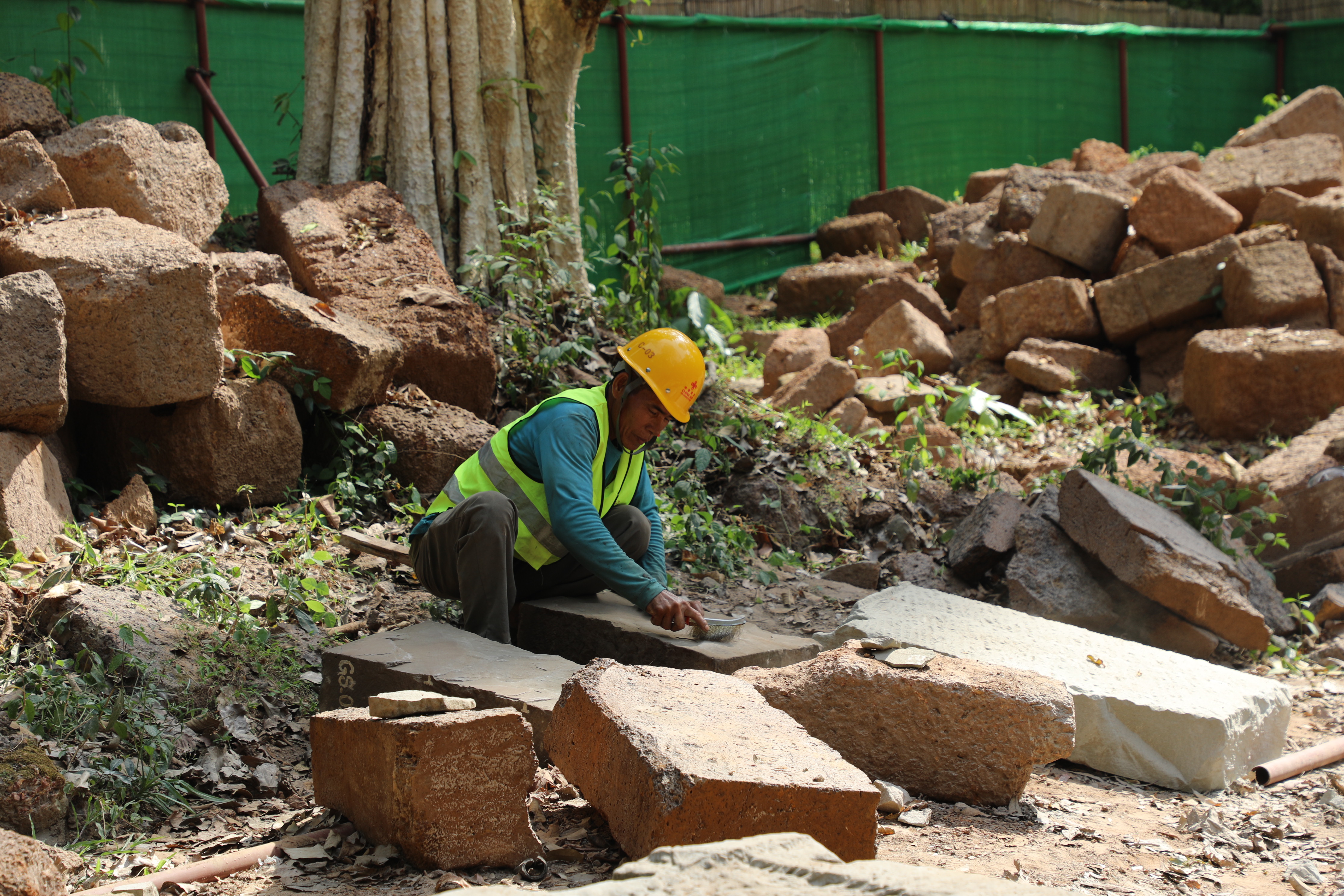 一名柬埔寨工人正在王宮遺址修復現(xiàn)場工作。（人民日報記者曹師韻 攝）