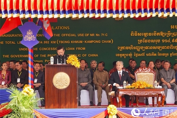 柬埔寨首相洪瑪奈在剪彩儀式上致辭。人民網(wǎng)記者 程是頡攝