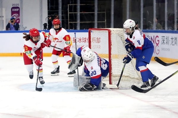 中國隊球員孔明會(左一)射門。圖片來源：中國冰球協(xié)會