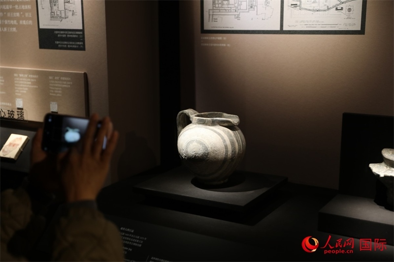 參觀者在拍攝。4月14日，來自希臘伊拉克利翁考古博物館的文物在故宮博物院展出。（人民網(wǎng) 張澤宇攝）
