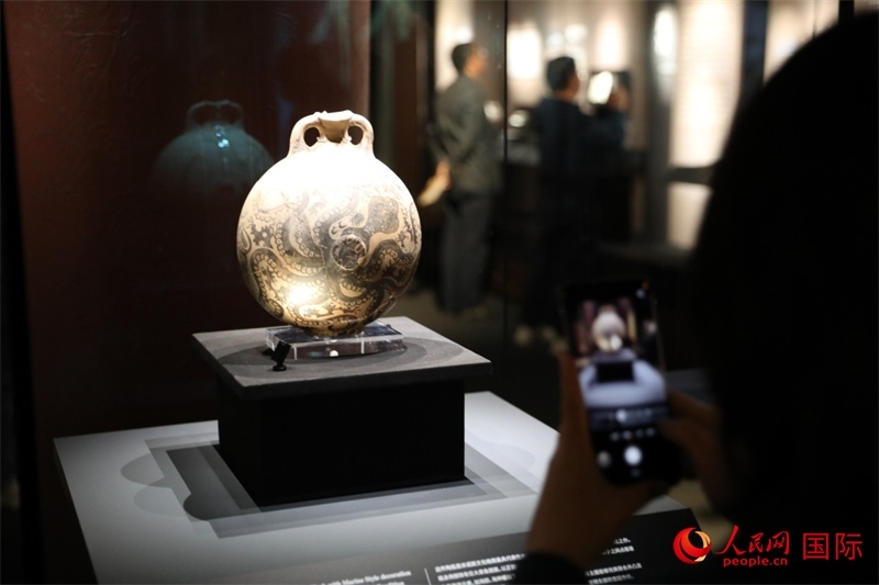 參觀者在拍攝。4月14日，來自希臘伊拉克利翁考古博物館的文物在故宮博物院展出。（人民網(wǎng) 張澤宇攝）
