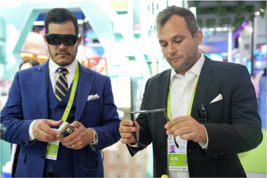 觀展嘉賓體驗(yàn)科技消費(fèi)新產(chǎn)品。中國(guó)國(guó)際消費(fèi)品博覽會(huì)組委會(huì)網(wǎng)上新聞中心供圖