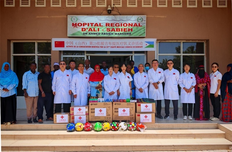 中國（山西）第23批援吉布提醫(yī)療隊在當?shù)亻_展義診，并捐贈一批急需藥品。中國（山西）第23批援吉布提醫(yī)療隊供圖