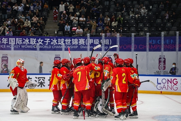 中國(guó)隊(duì)球員慶祝勝利。圖片來(lái)源：中國(guó)冰球協(xié)會(huì)