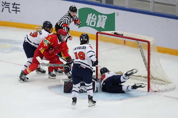 中國(guó)隊(duì)球員曲樂(lè)(左二)破門(mén)得分。圖片來(lái)源：中國(guó)冰球協(xié)會(huì) 此役中國(guó)隊(duì)首發(fā)陣容是詹佳慧、于柏巍、孔明會(huì)、趙啟男、曲樂(lè)、方新。比賽進(jìn)行至2分43秒，荷蘭隊(duì)率先取得進(jìn)球，1:0領(lǐng)先。失球后的中國(guó)隊(duì)打得更加積極主動(dòng)，多次獲得射門(mén)機(jī)會(huì)，但可惜沒(méi)有破門(mén)得分。 第二節(jié)39分34秒，中國(guó)隊(duì)曲樂(lè)在王佳欣和孔明會(huì)的助攻下破門(mén)，將比分扳平，這也是中國(guó)隊(duì)在本屆賽事中取得的首個(gè)進(jìn)球。 末節(jié)43分42秒，荷蘭隊(duì)球員勾人犯規(guī)，被判罰任意球。中國(guó)隊(duì)張夢(mèng)瑩執(zhí)行并打進(jìn)，2:1反超比分。最后階段，荷蘭隊(duì)撤下守門(mén)員，場(chǎng)上6人進(jìn)攻但未能進(jìn)球。最終，中國(guó)隊(duì)以2:1逆轉(zhuǎn)戰(zhàn)勝對(duì)手，取得本屆世錦賽首場(chǎng)勝利。 在昨日進(jìn)行的另外兩場(chǎng)比賽中，奧地利隊(duì)3:2力克斯洛伐克隊(duì)，法國(guó)隊(duì)2:1戰(zhàn)勝丹麥隊(duì)。三輪比賽過(guò)后，奧地利隊(duì)三戰(zhàn)全勝領(lǐng)跑積分榜，斯洛伐克隊(duì)和法國(guó)隊(duì)2勝1負(fù)分列二、三位，丹麥隊(duì)和中國(guó)隊(duì)1勝2負(fù)排在四至五位，荷蘭隊(duì)三戰(zhàn)皆負(fù)積分墊底。