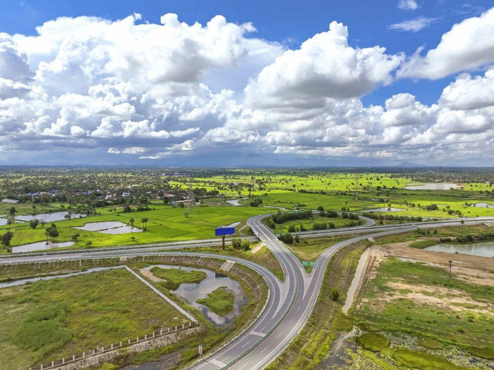 2024年9月25日在柬埔寨磅士卑省拍攝的金港高速公路（無人機(jī)照片）。連接柬埔寨首都金邊和最大深水海港西哈努克港的金港高速公路，是中柬共建“一帶一路”標(biāo)志性項(xiàng)目。