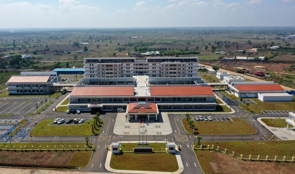 2022年2月17日在柬埔寨特本克蒙省新區(qū)拍攝的中國(guó)援柬埔寨特本克蒙省醫(yī)院。