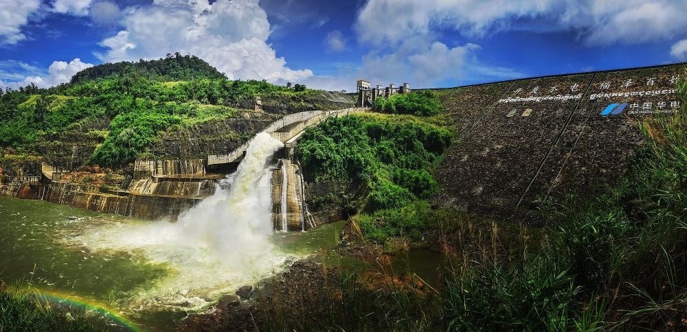 2018年6月22日在柬埔寨戈公省拍攝的中國(guó)援柬額勒賽水電站上大壩。