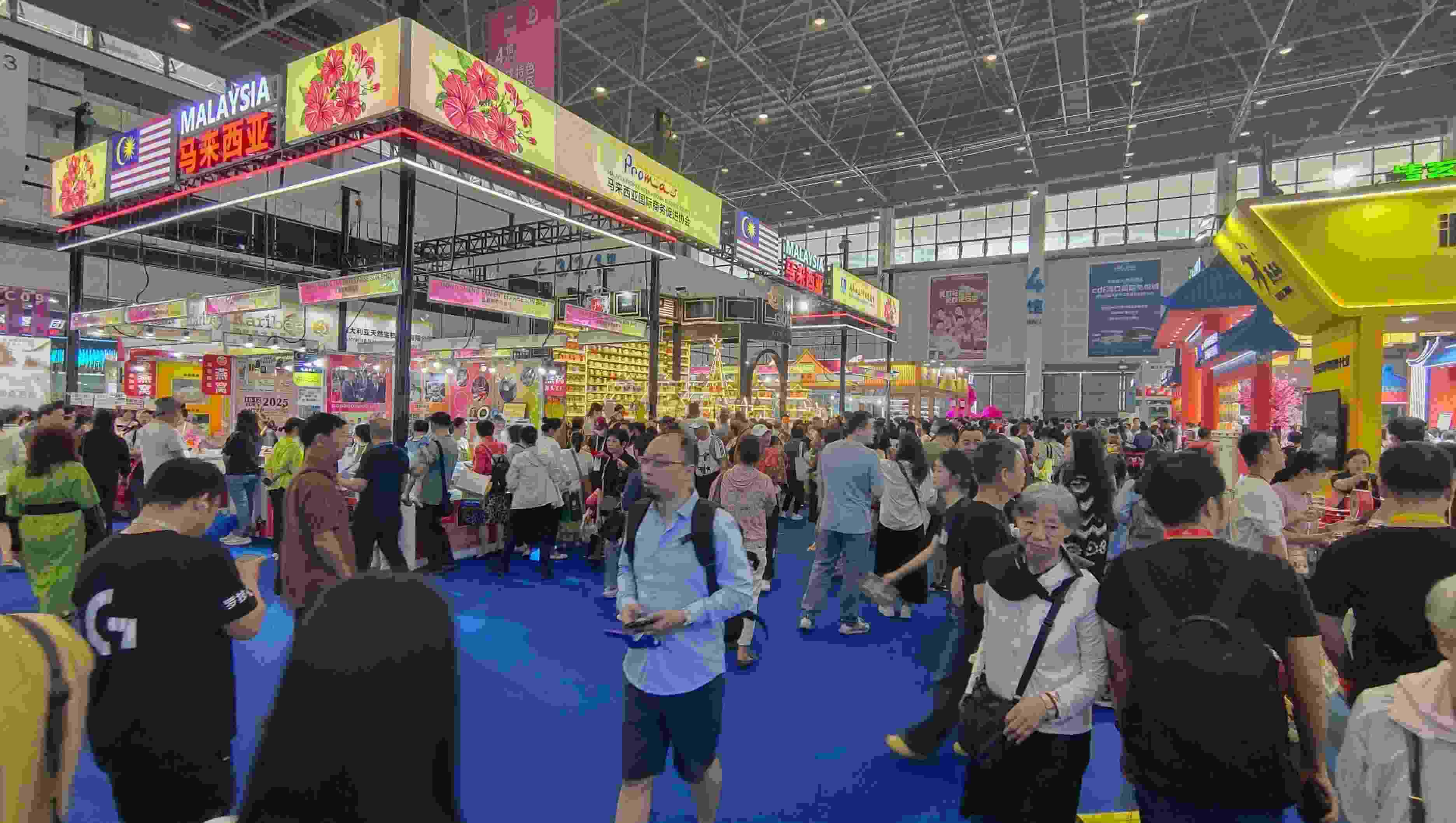 消博會迎來公眾開放日，眾多市民、客商來到展館參觀、購物。人民網(wǎng)記者 李彤?dāng)z