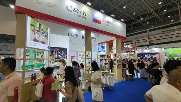 觀展者在各國展臺采購、咨詢。人民網(wǎng)記者 李彤?dāng)z