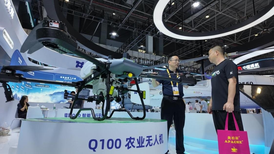 低空經(jīng)濟(jì)展區(qū)展出的農(nóng)業(yè)無人機裝備。人民網(wǎng) 歐陽易佳攝