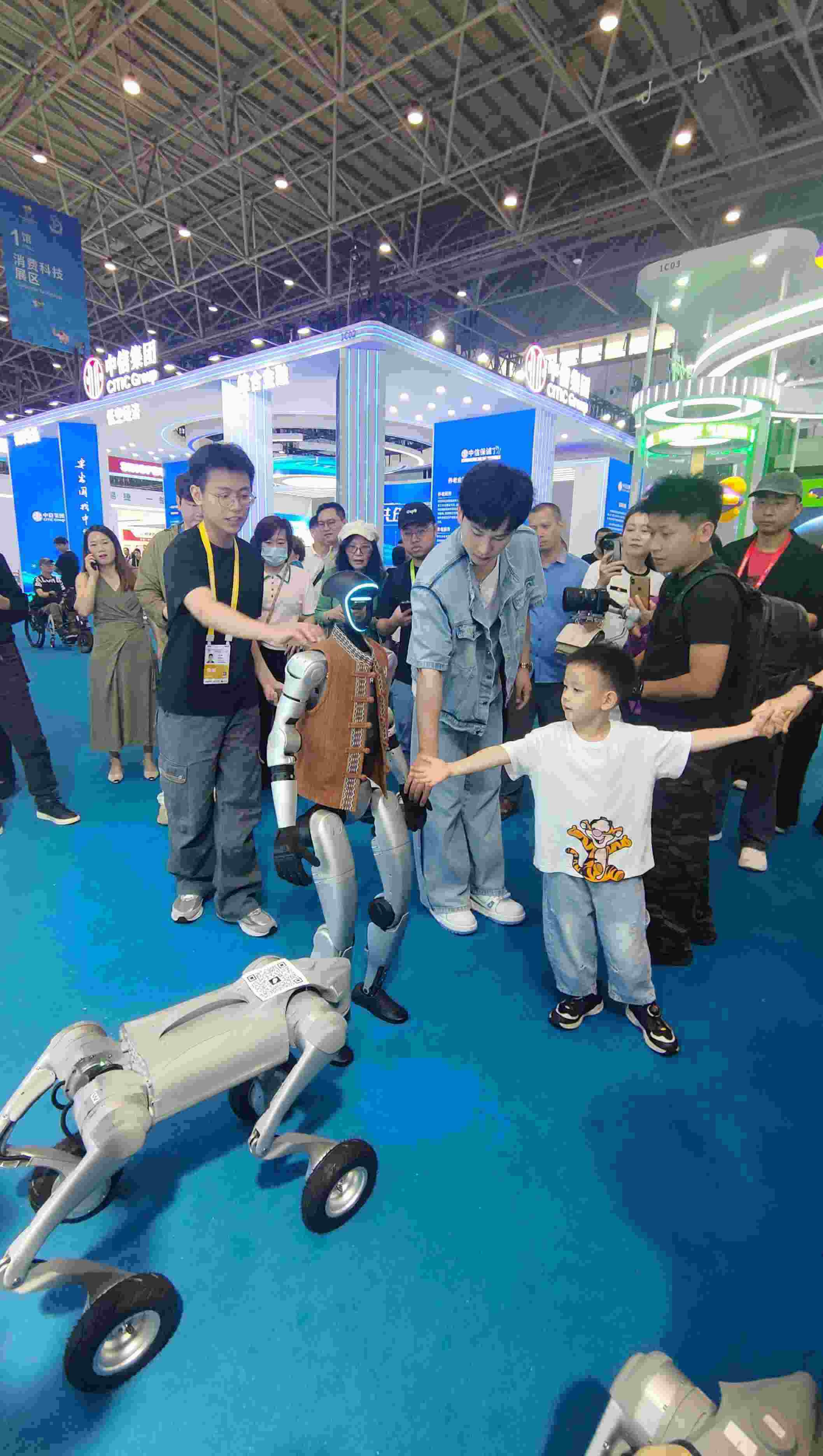 消博會現(xiàn)場，機器人等科技消費產(chǎn)品吸引觀展者駐足。人民網(wǎng)記者 李彤?dāng)z