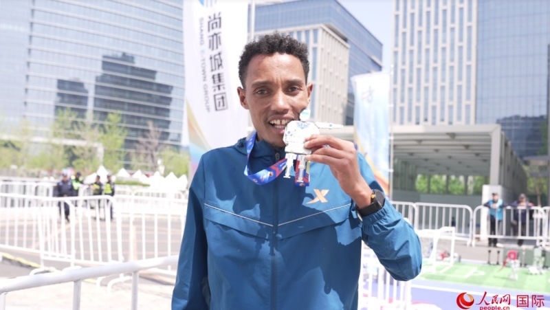埃塞俄比亞選手圖魯·亞雷德·德梅克獲得本次大賽男子組亞軍。人民網(wǎng)記者 袁蒙攝