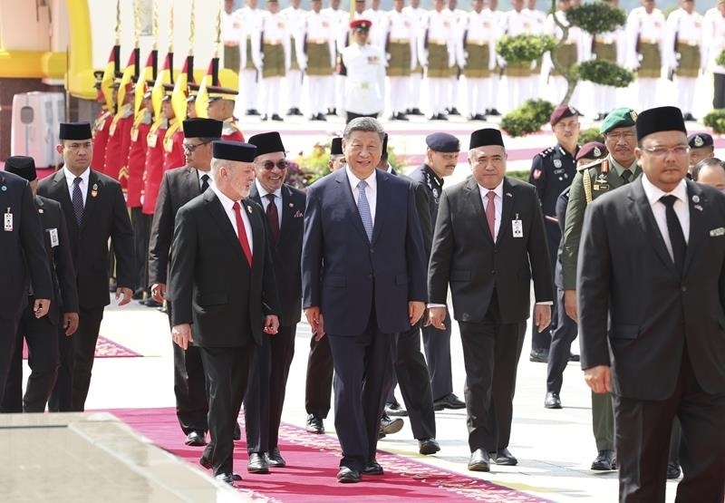 4月16日，馬來西亞最高元首易卜拉欣在馬來西亞國家王宮廣場為習(xí)近平主席舉行隆重歡迎儀式。