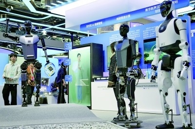 3月27日，在中關(guān)村展示中心常設(shè)展上，人形機(jī)器人“天工”向參觀者招手示意。新華社記者 鞠煥宗攝
