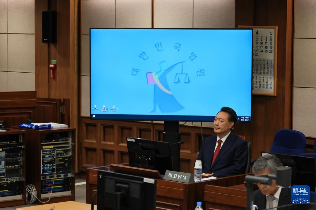 4月21日，尹錫悅在韓國首爾中央地方法院出席庭審。新華社/紐西斯通訊社