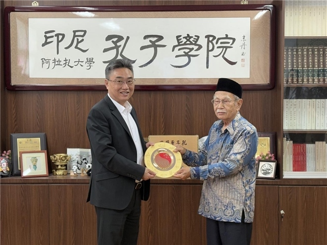 雙方交換禮物。活動(dòng)主辦方供圖