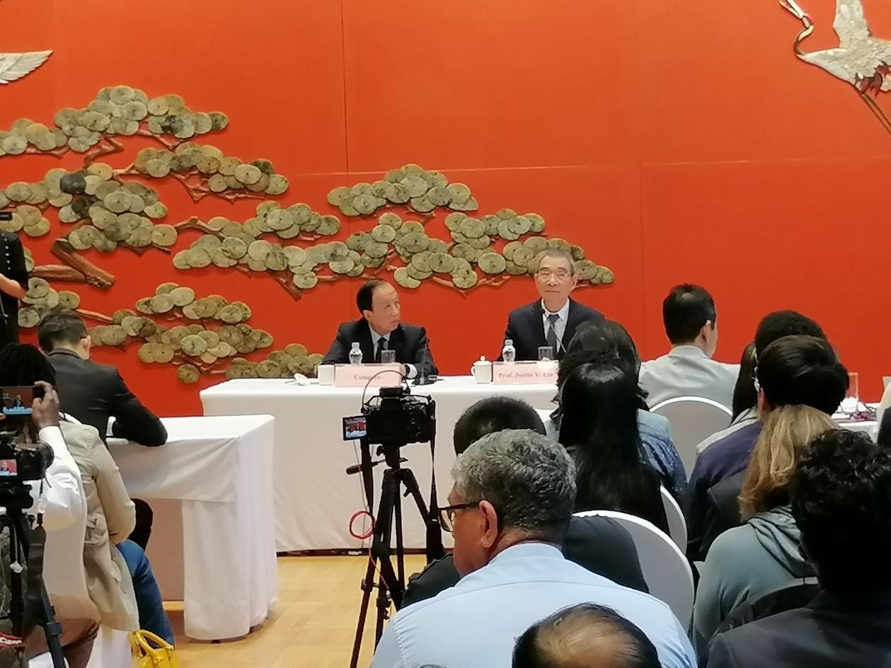 圖為21日舉行的“臨甲7號沙龍”，林毅夫（右一）在回答中外媒體記者的提問。 人民網(wǎng)記者 李瀟攝